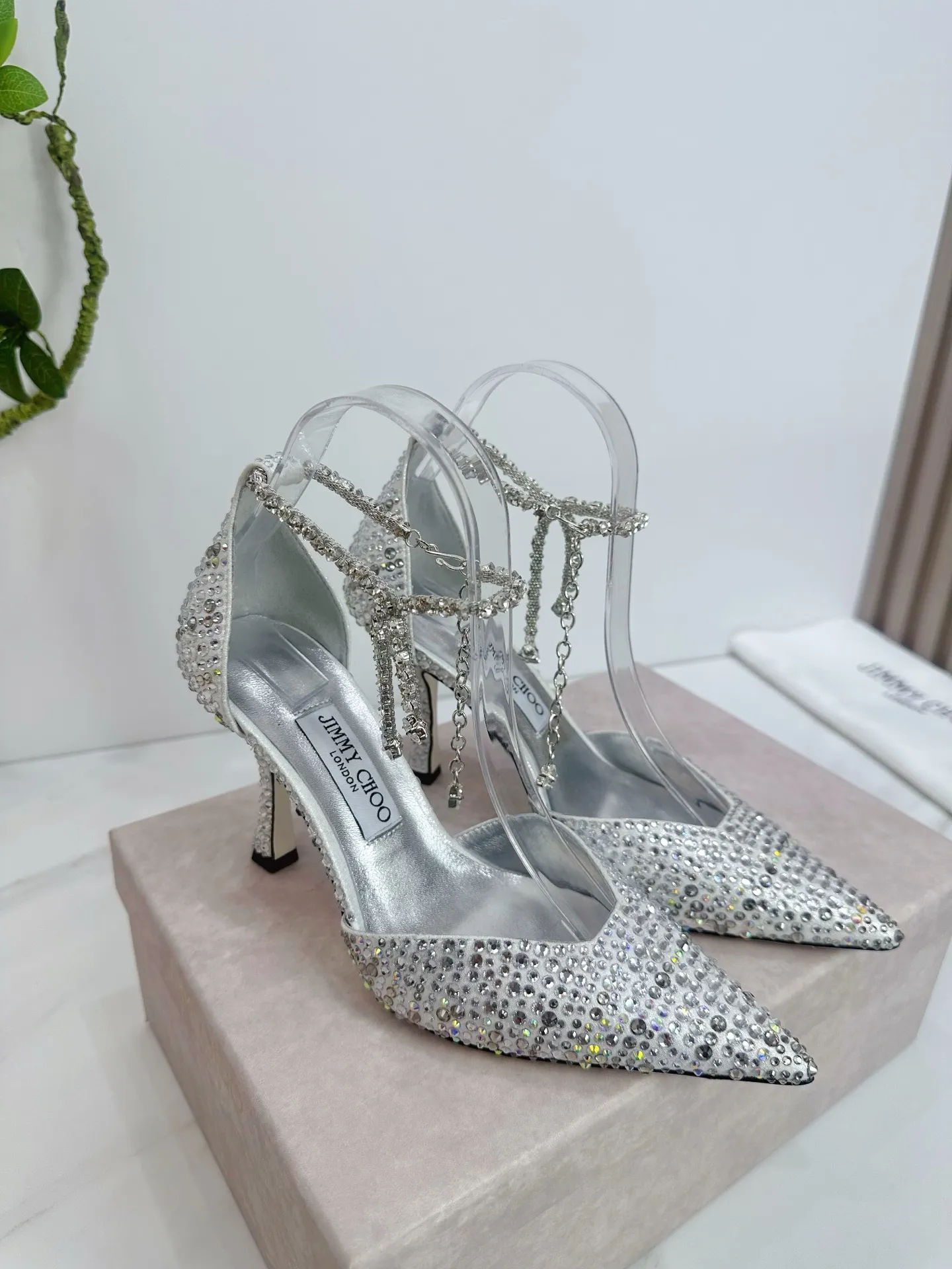 👟👟Ex-factory price 820👟👟 JIMMY CHOO (Jimmy CHOO) 💝💝💝 is a very comprehensive noble fashion lifestyle brand, with a series of women's high-heeled, medium-heeled, flat-heeled sandals with the same strap from major fashion bloggers and celebrities in Hong Kong and the United States.  The Australian pointed toe, round toe and square toe series are simply beautiful. Fall in love with elegance and playful sense of the future. Just by looking at them, you want to own them immediately, but you can really think about a pair of exquisite high heels~~~~~~~~~~~~~~~~~ 💝This series is specially designed for extraordinary and indifferent ladies, thus creating a unique overall effect, Jimmy Choo Design products that inspire women to move forward and show their charm💝💝💝 1⃣️Material: Imported silk hot diamond 2⃣️Inner: Imported Italian lambskin, super soft and delicate 3⃣️Outsole: Imported Italian original original color genuine leather injection molded outsole Heel height 8.5 4⃣️Code number: 35 to 39 (34.40.41.42. Customized)